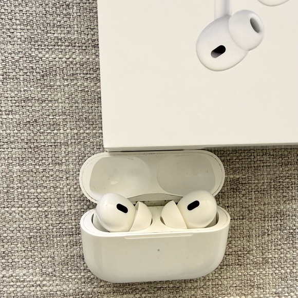 Apple AirPods Pro 2nd Generation - Picture 1 of 3